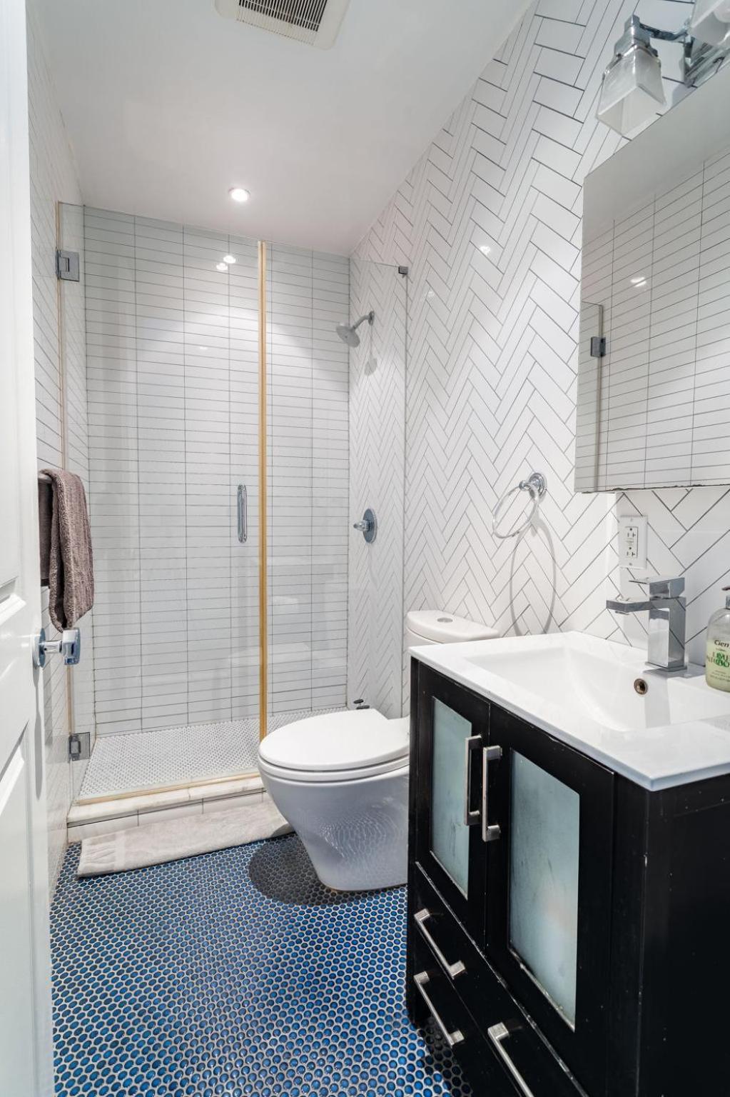 Modern Steps From Park With Shared Bathroom *