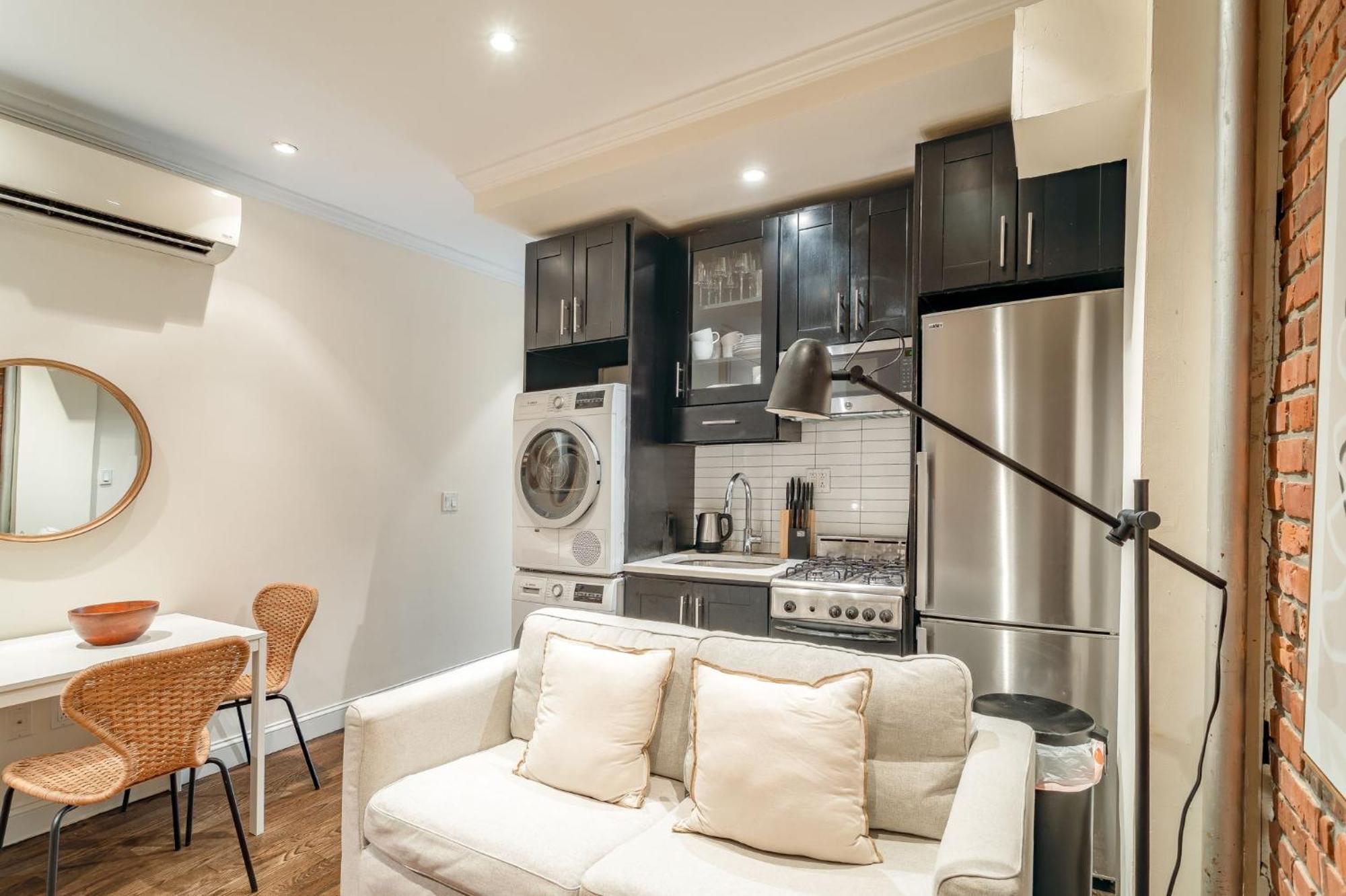 Homestay Modern Steps From Park With Shared Bathroom